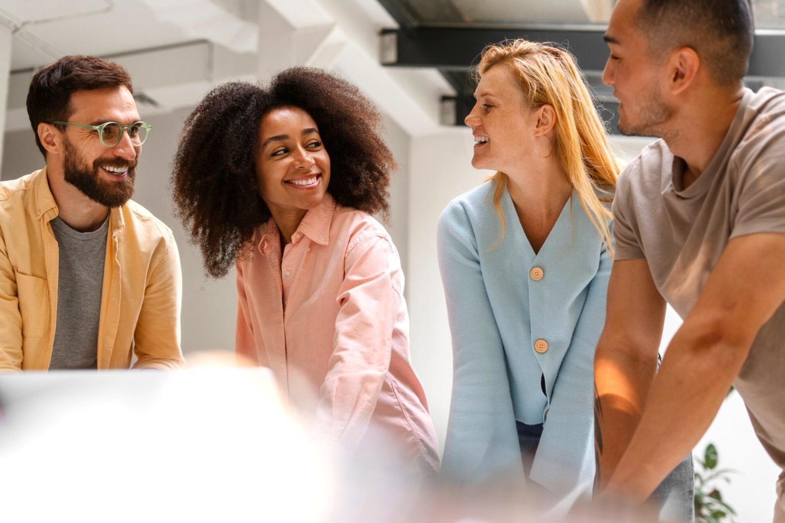 Réunion d'équipe autour de graphiques financiers