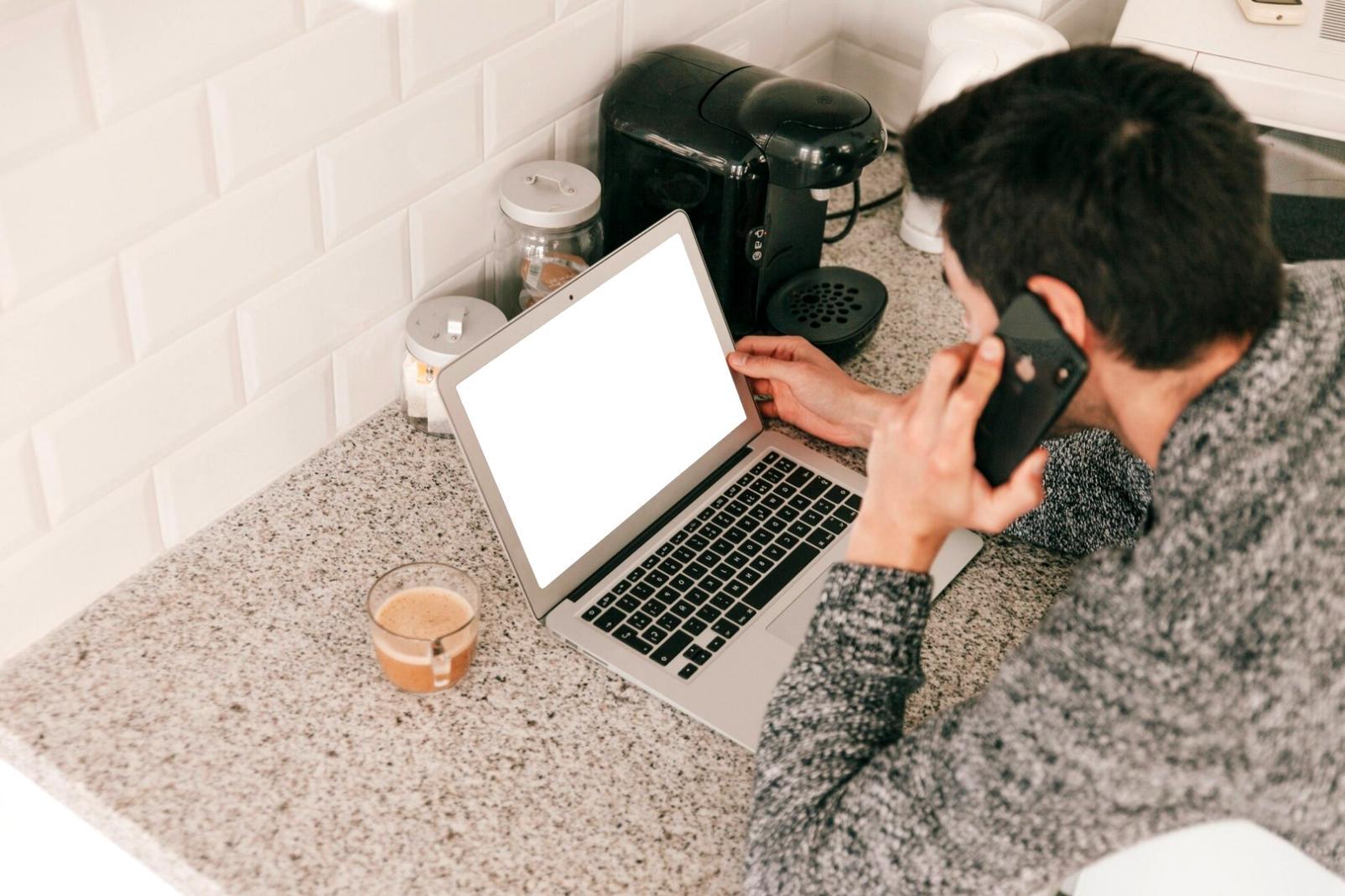 Entrepreneur travaillant sur des prévisions budgétaires