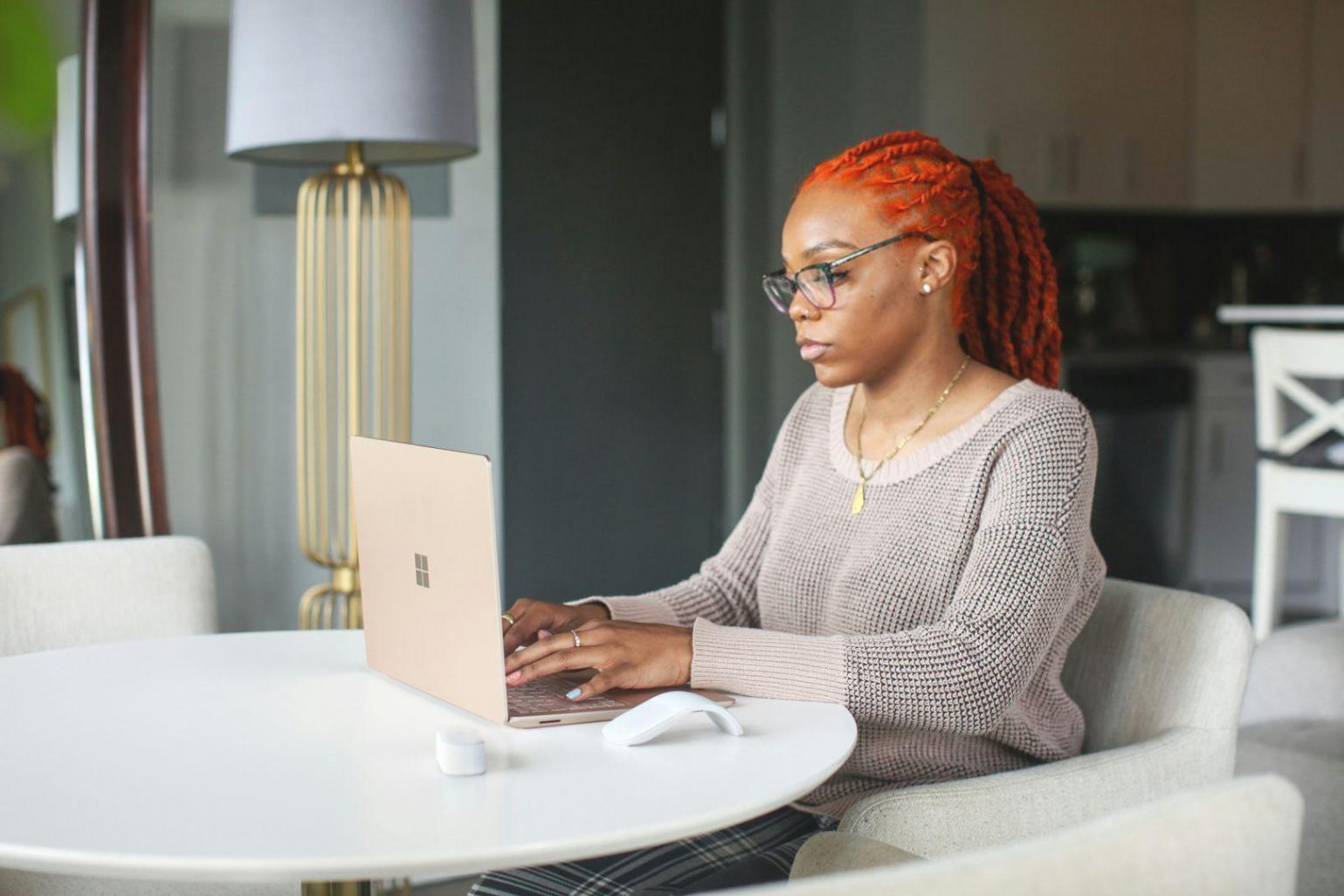 Bureau de travail avec documents financiers et ordinateur portable