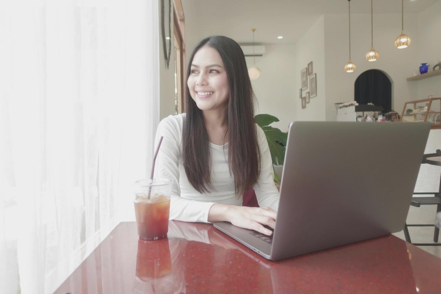 Environnement de formation avec documents financiers et outils numériques