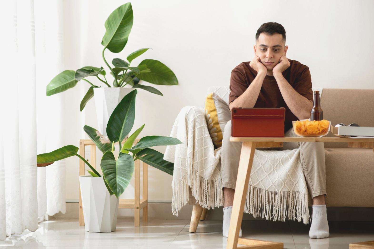 Espace de travail organisé avec ordinateur et outils de gestion