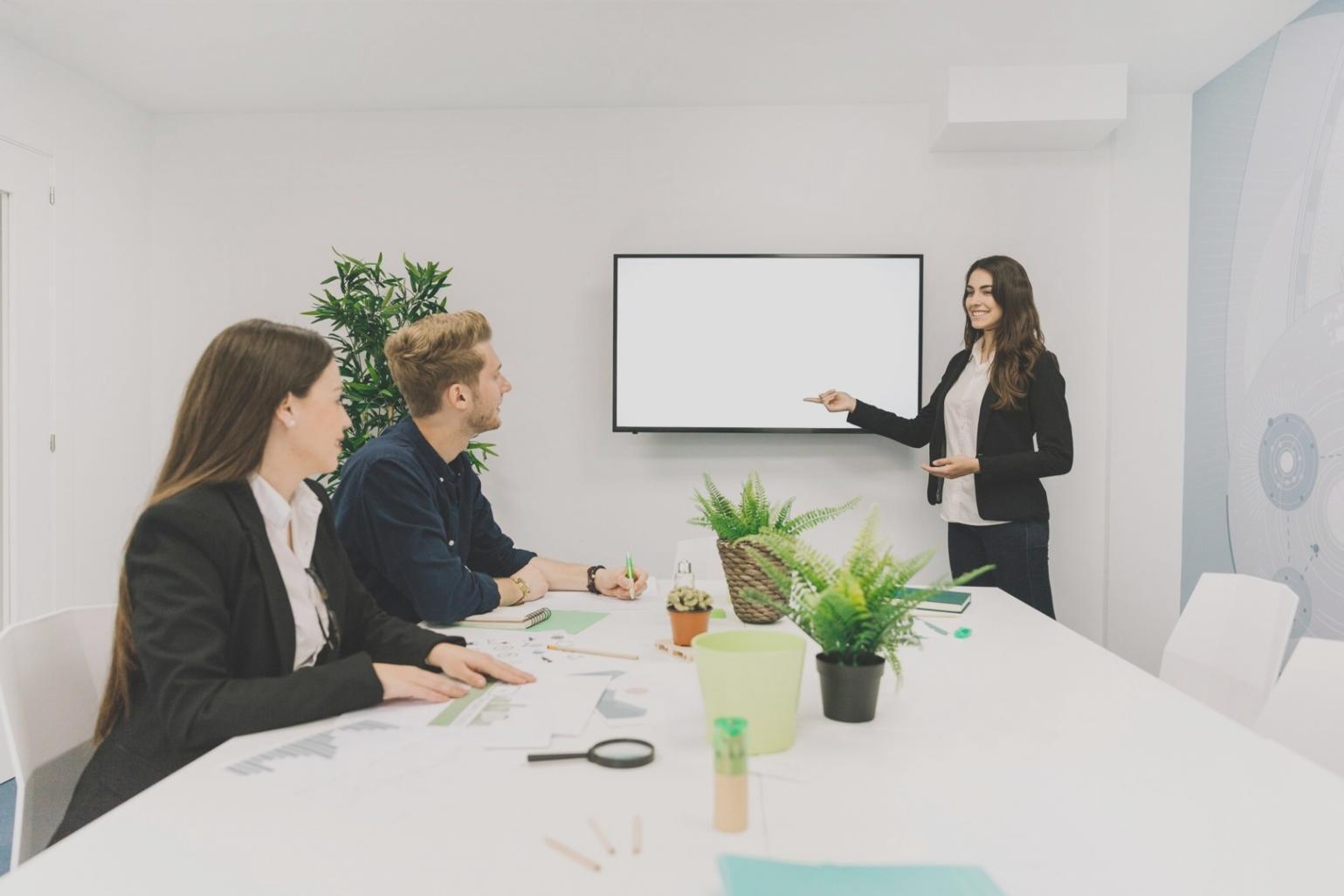 Chef d'entreprise analysant des documents financiers